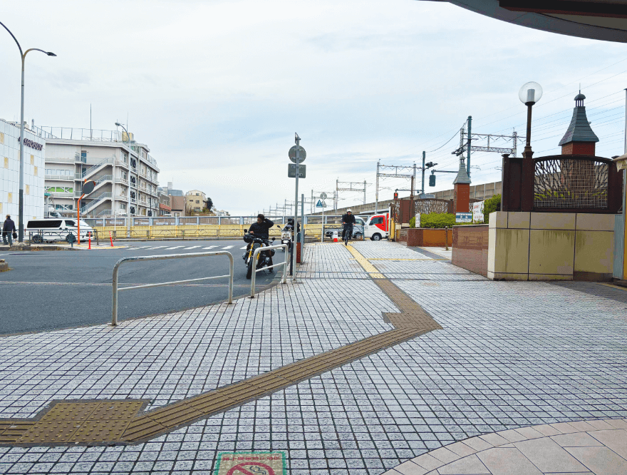 北改札口の北口を出て右折し、遊歩道を直進します。