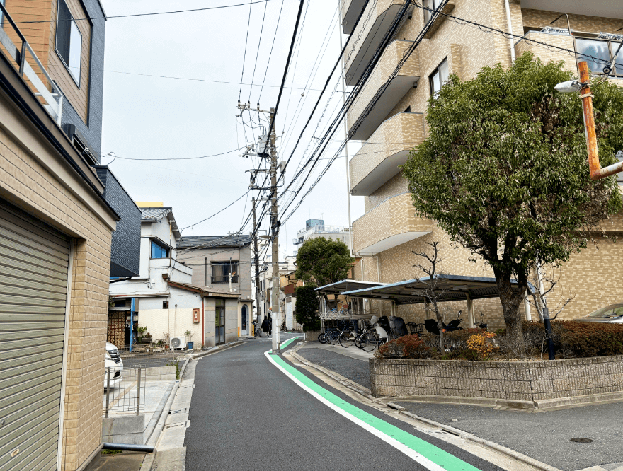 ４分程直進し、右手に橙色のマンションの先を左折します。