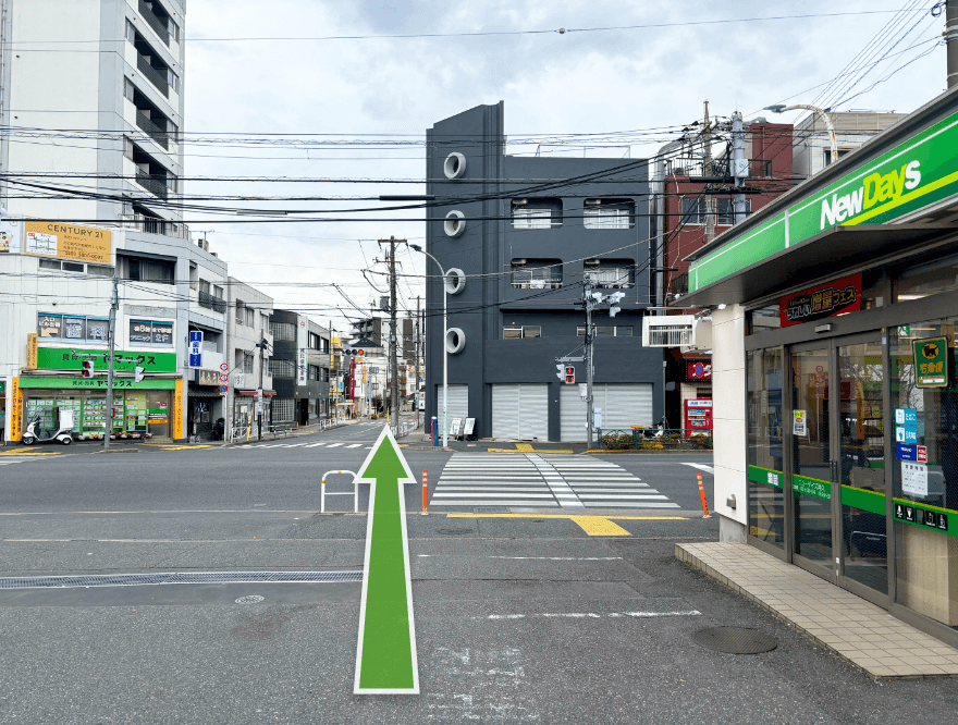 改札を出て、ニューデイズの向かいの横断歩道を渡ります。