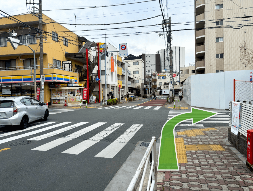 直進すると、十字路がありますので右折します。