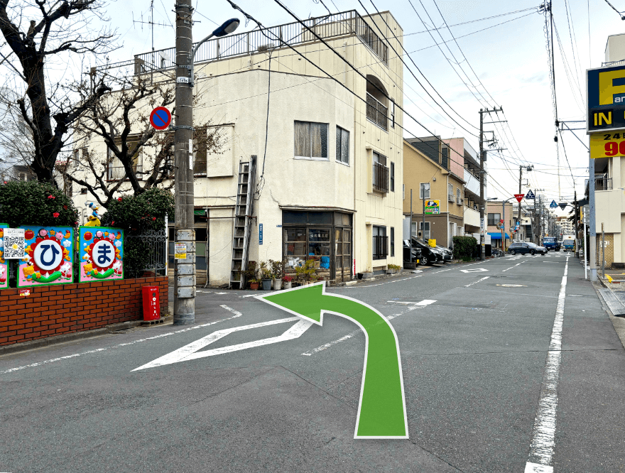 直進すると、左側に出てくる「城北ひまわり幼稚園」を左折します。