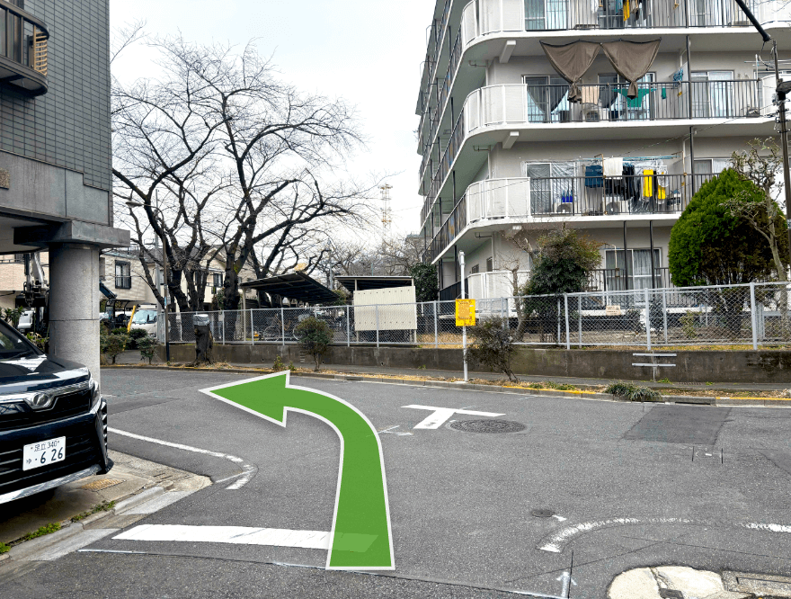 ４分程直進し、突き当りのマンションを左折、すぐに右折します。