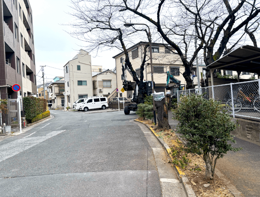 ４分程直進し、突き当りのマンションを左折、すぐに右折します。