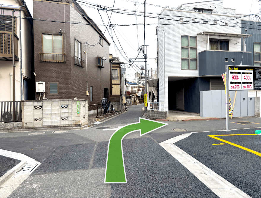 道なりに直進し、十字路を右折します。