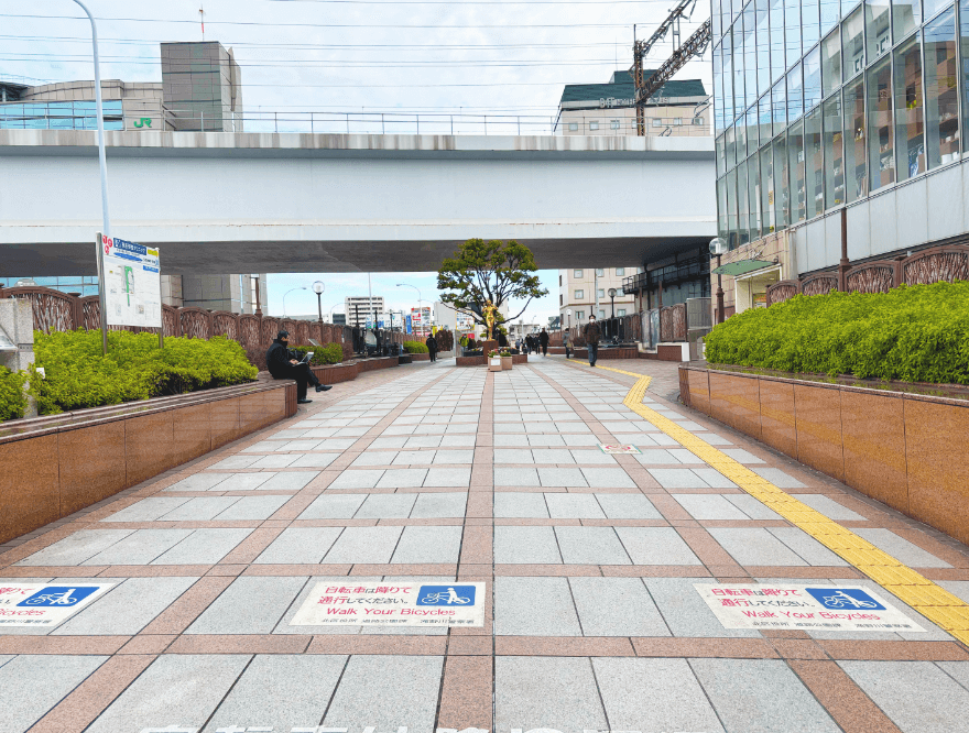 北改札口の北口を出て右折し、遊歩道を直進します。