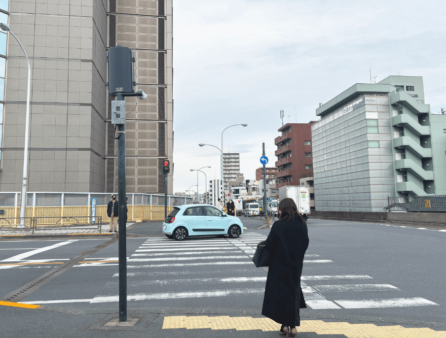 大通りに出ると、左側に横断歩道が出てきますので、横断し直進します。