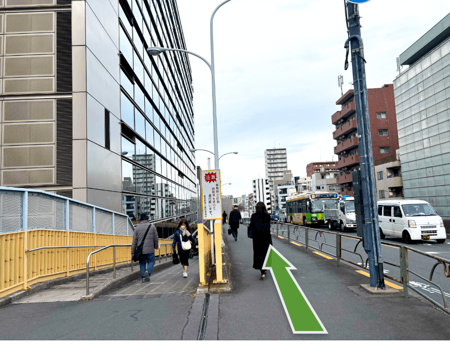 途中分岐点がありますが、右側を直進します。