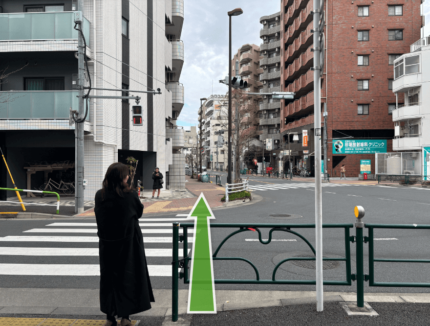 坂を下り、右側の横断歩道を渡り直進します。
