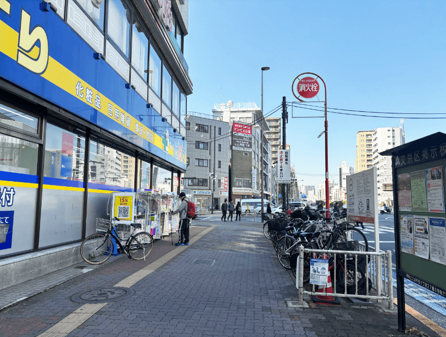 千石駅 A4 出口を左折します。