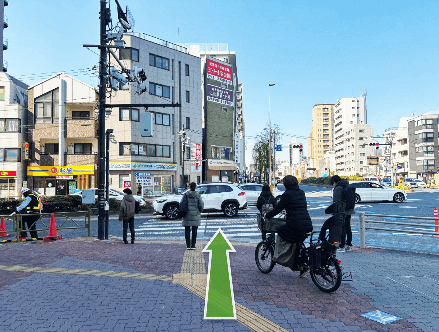 直進し、ドラックストアのある交差点を渡り左折します。