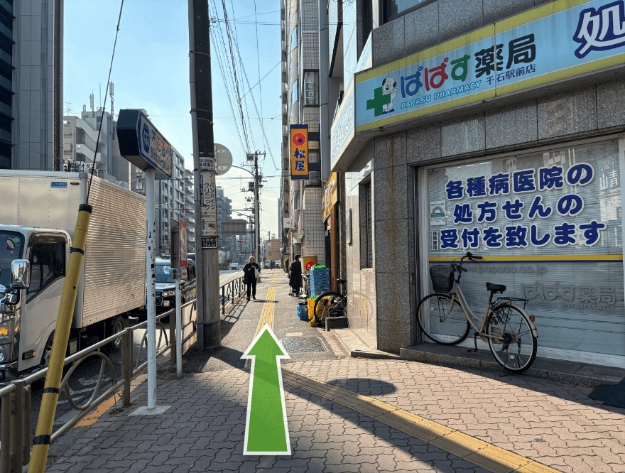 直進し、ドラックストアのある交差点を渡り左折します。