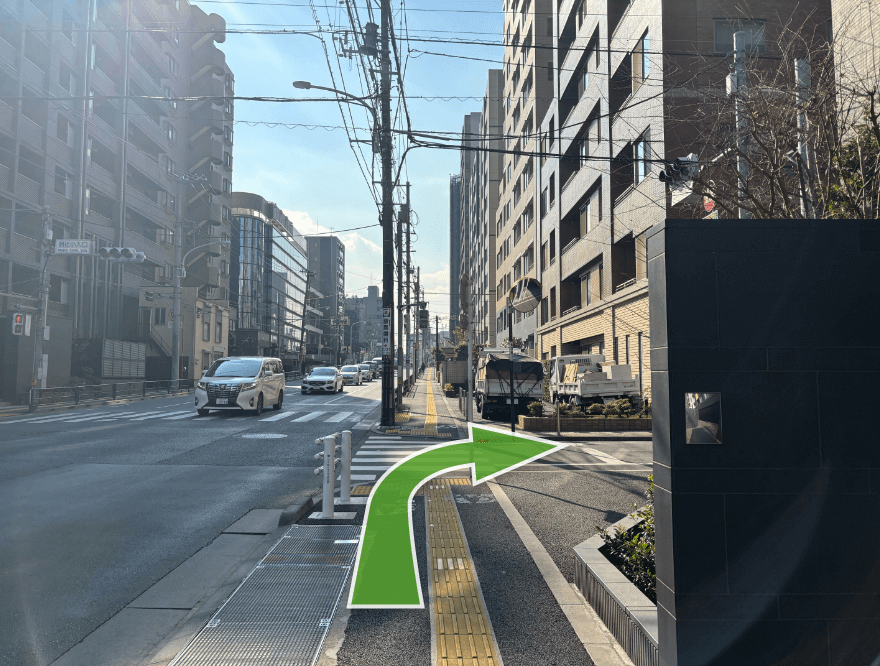 3 分程直進し、「明化小入口」を右折します。