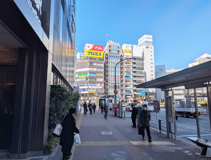 改札を出て左折し、東口を出て、左折して直進します