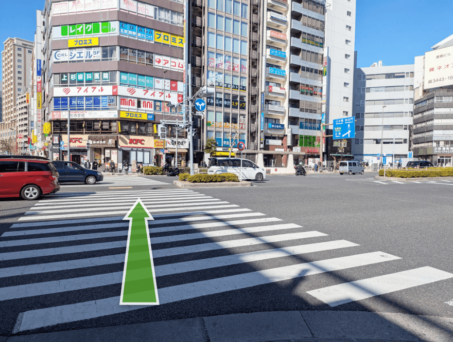 直進して、交差点をわたり右折します。