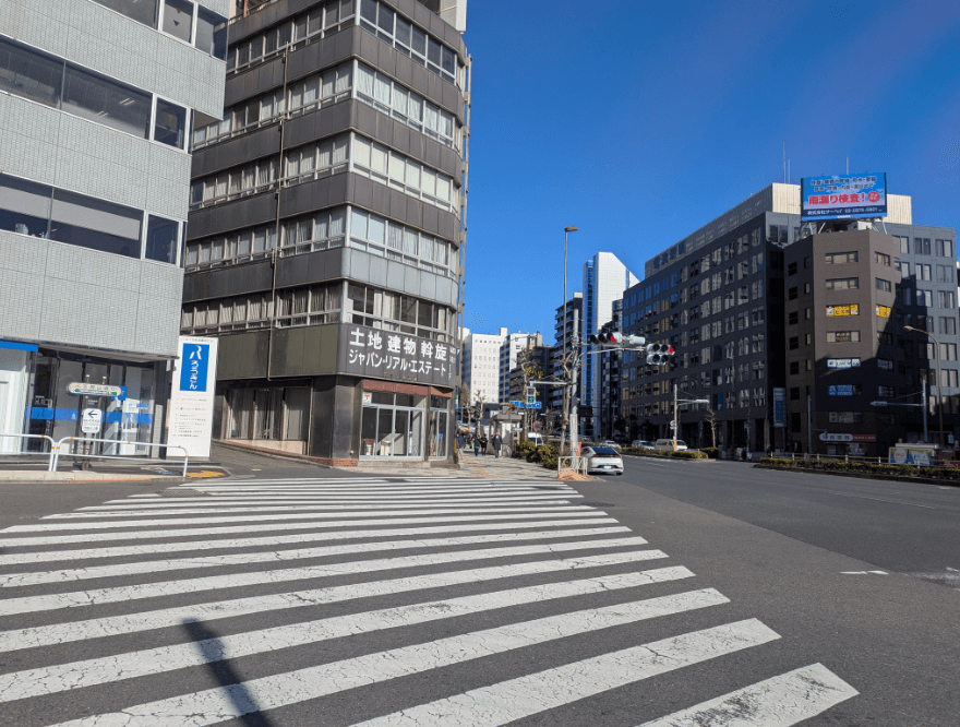 大通り沿いに直進します。