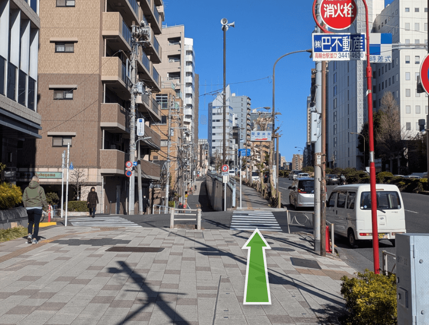 途中分岐が出てきますが、坂を登り、直進します。