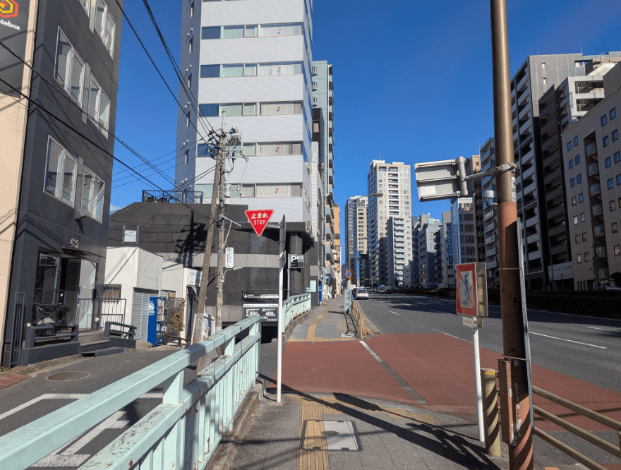 途中分岐が出てきますが、坂を登り、直進します。