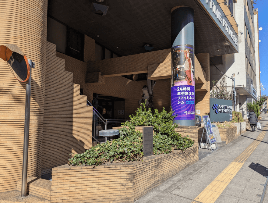 左手にエニタイムフィットネスが入ったビルがありますので、そのビルの 3 階にお越しください。