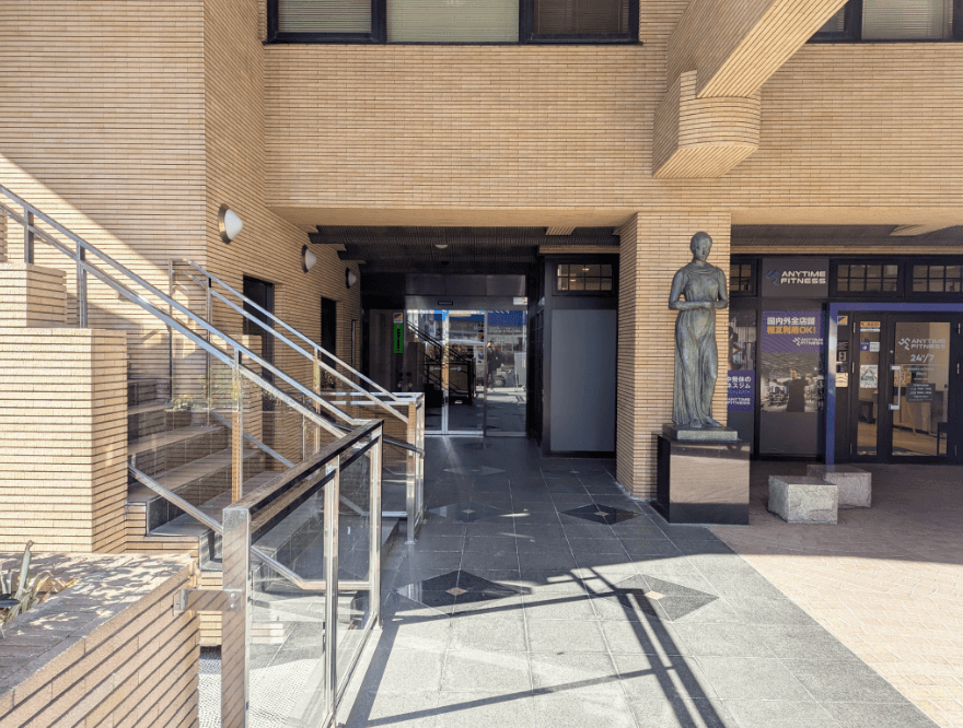 左手にエニタイムフィットネスが入ったビルがありますので、そのビルの 3 階にお越しください。