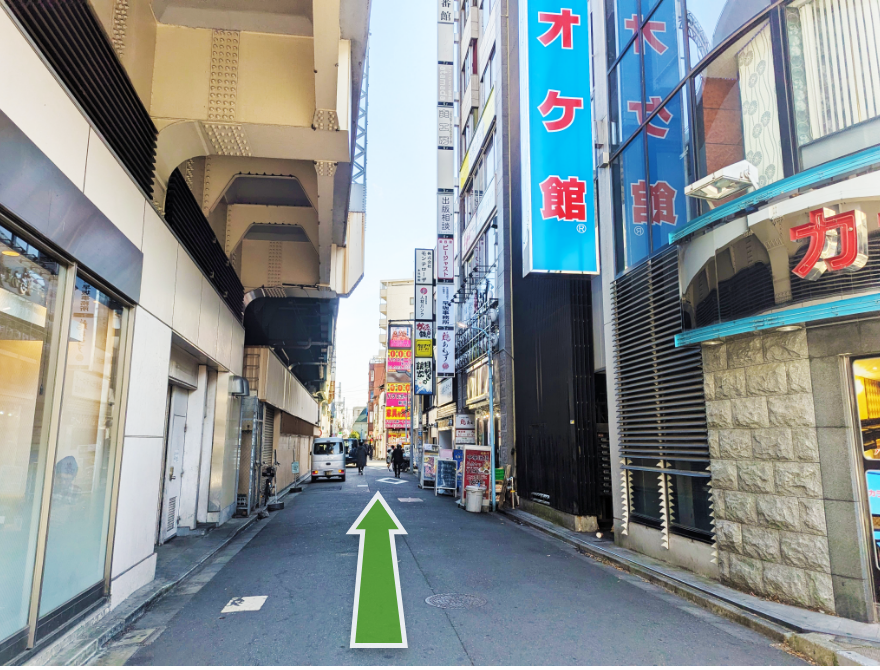 改札を出て右折し、南口を出て、左折して直進します。