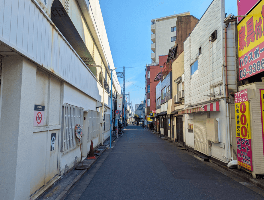 直進して、黄色の建物が右手に見えてきますので右折して直進します。