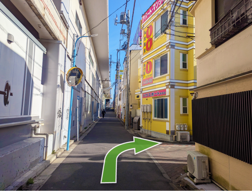 直進して、黄色の建物が右手に見えてきますので右折して直進します。