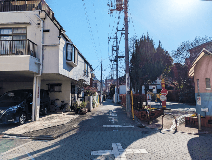 直進して、黄色の建物が右手に見えてきますので右折して直進します。