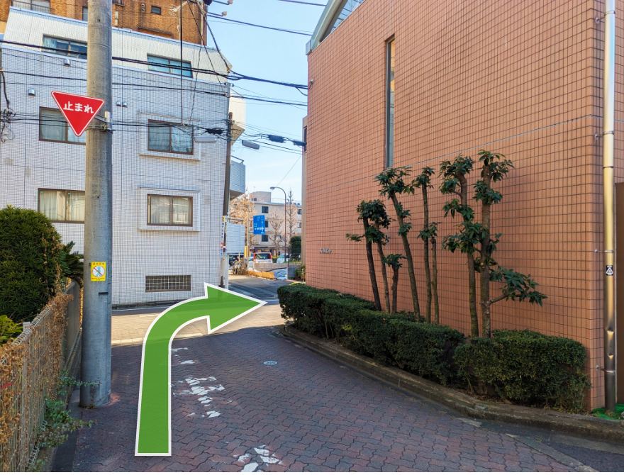 直進して、右手にオレンジ色の建物がありますので右折したら保育園の入口があります。