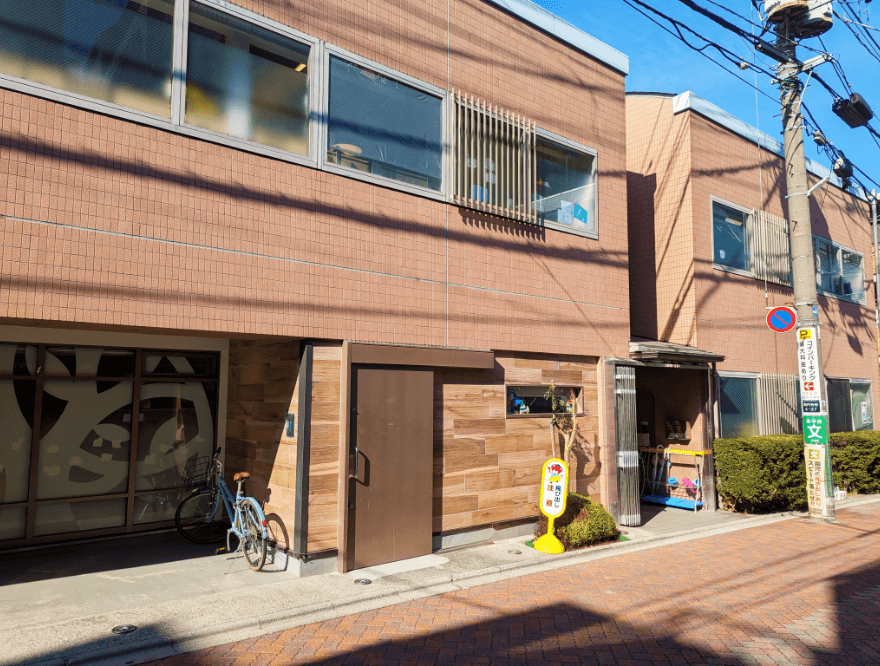 直進して、右手にオレンジ色の建物がありますので右折したら保育園の入口があります。