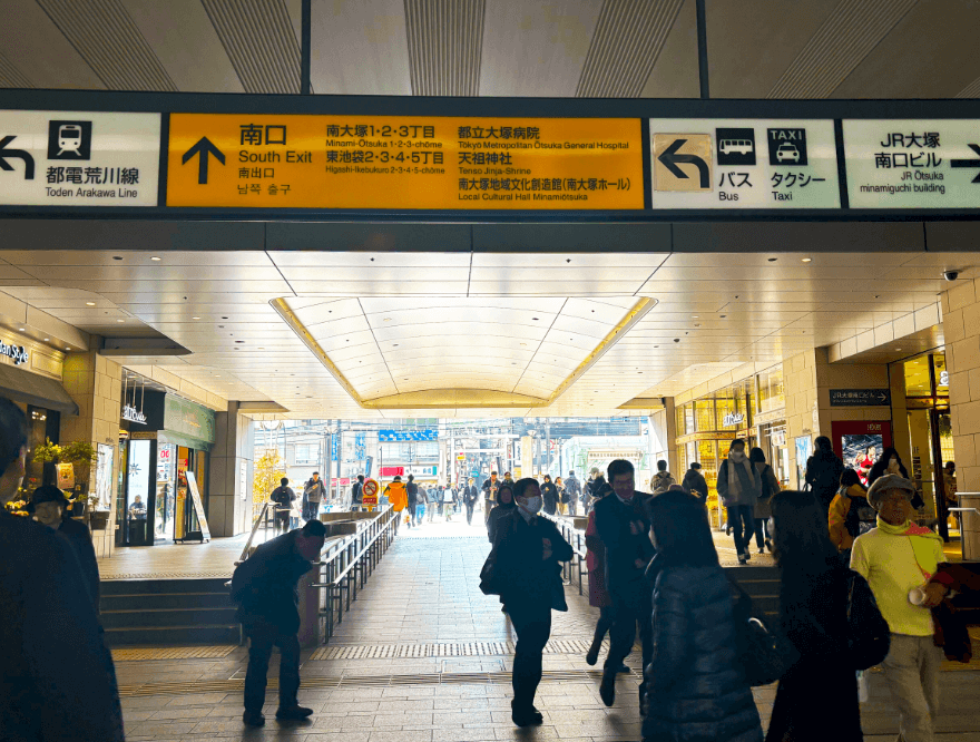 南口を出て、直進します