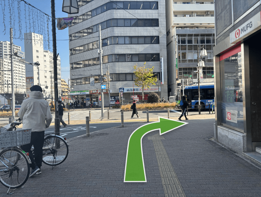 三菱 UFJ 銀行を右折し、道なりに４分程直進します。