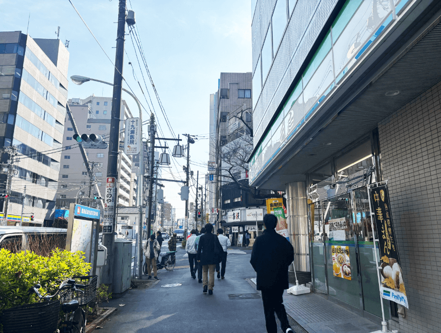 右手にファミリーマートがある横断歩道を渡ります。