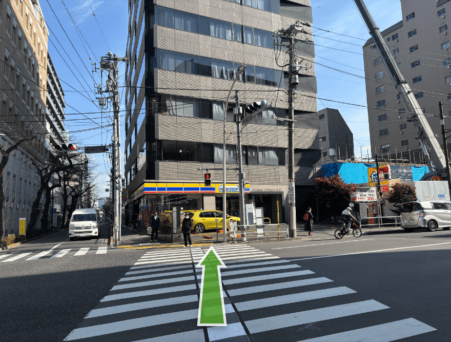 左手にミニストップがありますので、横断歩道を渡ります。
