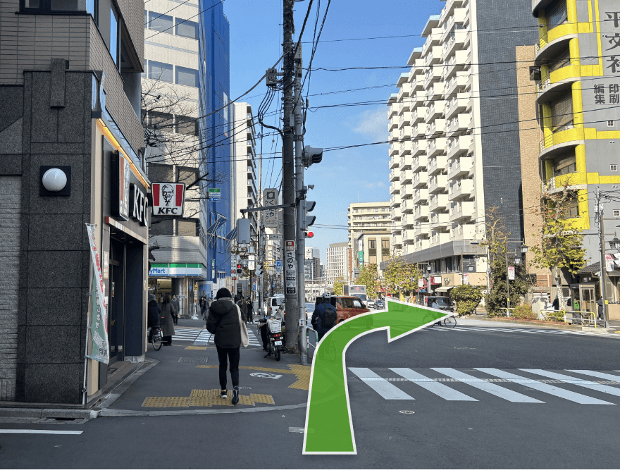 ５分程直進し、向かいにファミリーマートある十字路の右を渡ります。