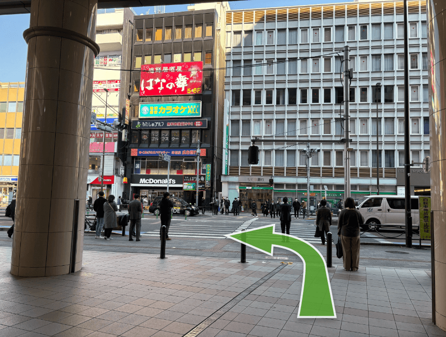 茗荷谷駅「出口 1」を出て、信号を横断して左折します。