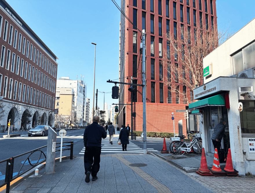 茗荷谷駅前交番の信号を横断して右折します。