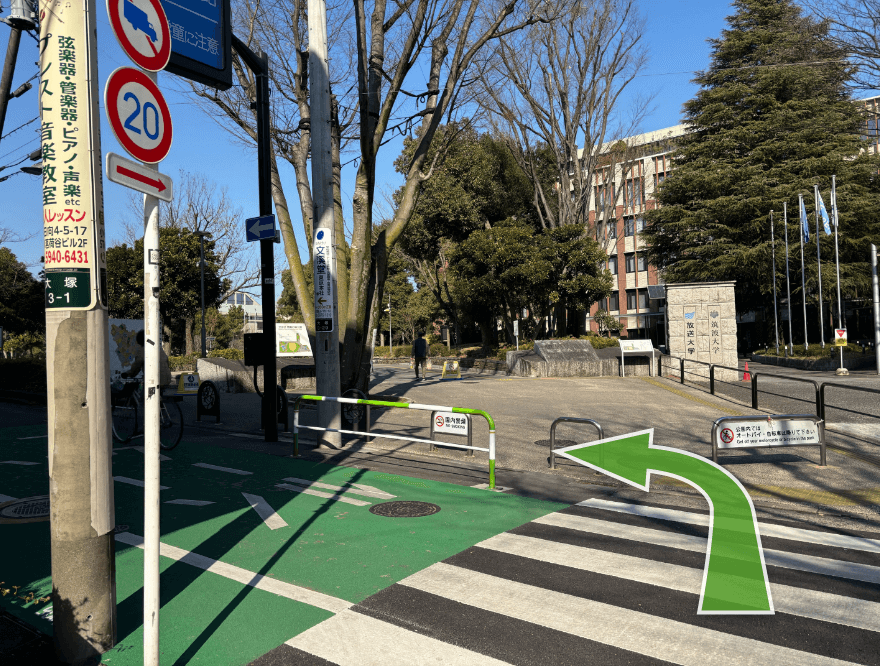 筑波大学の門の手前を左折します。