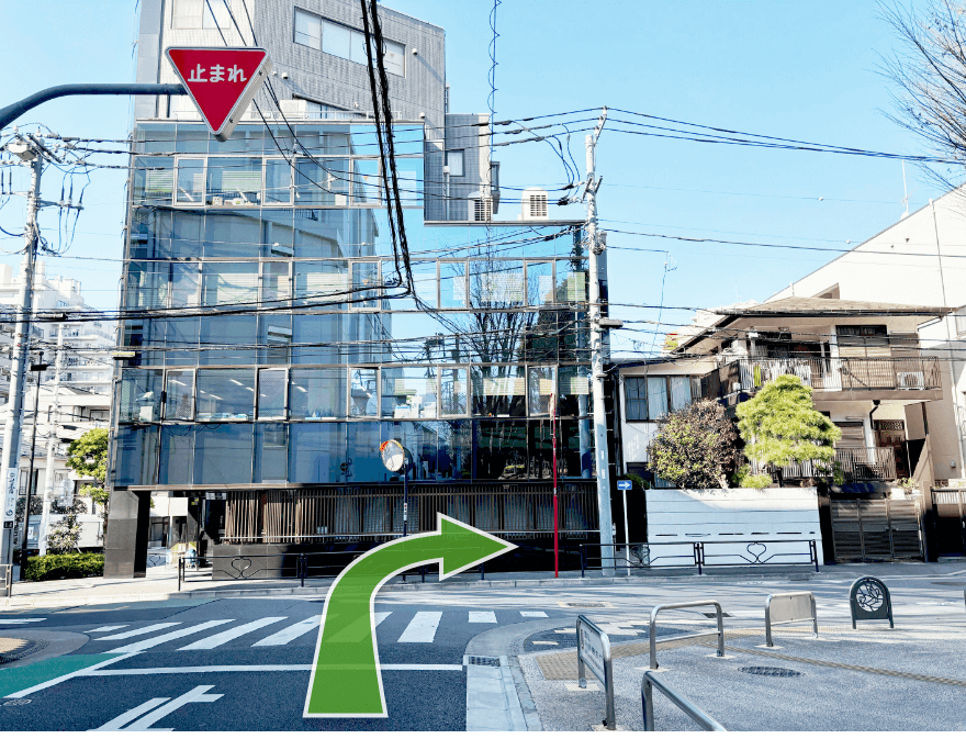 教育の森公園を道なりに 3 分程直進し、「とまれ」の標識を右折します。