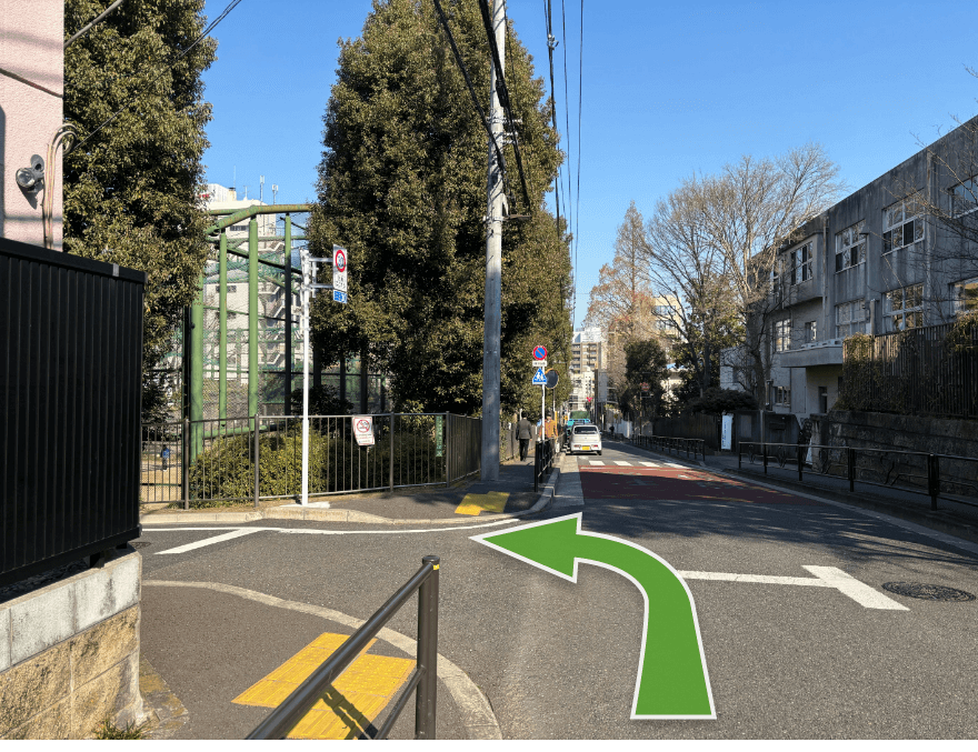 2分程直進し、「大塚窪町公園」の手前を左折すると、右側に当園が見えます。