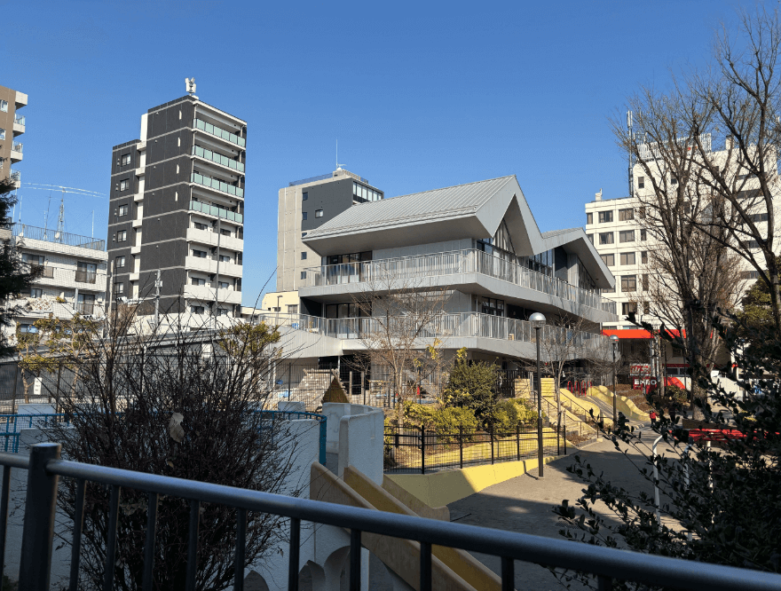 2分程直進し、「大塚窪町公園」の手前を左折すると、右側に当園が見えます。