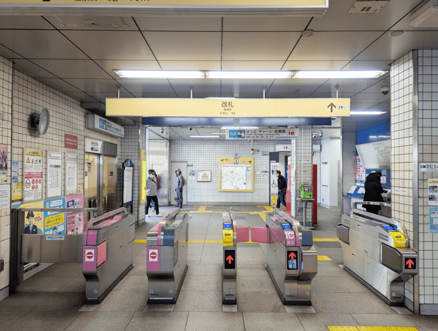 改札を出て左折し、直進します。