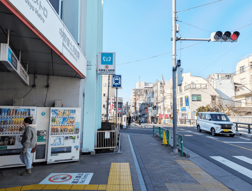 改札を出て左折し、直進します。