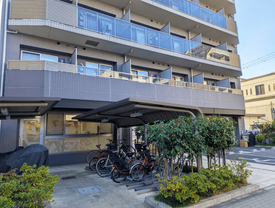 左側にマンションが見えてきます。1階に当園がございます。