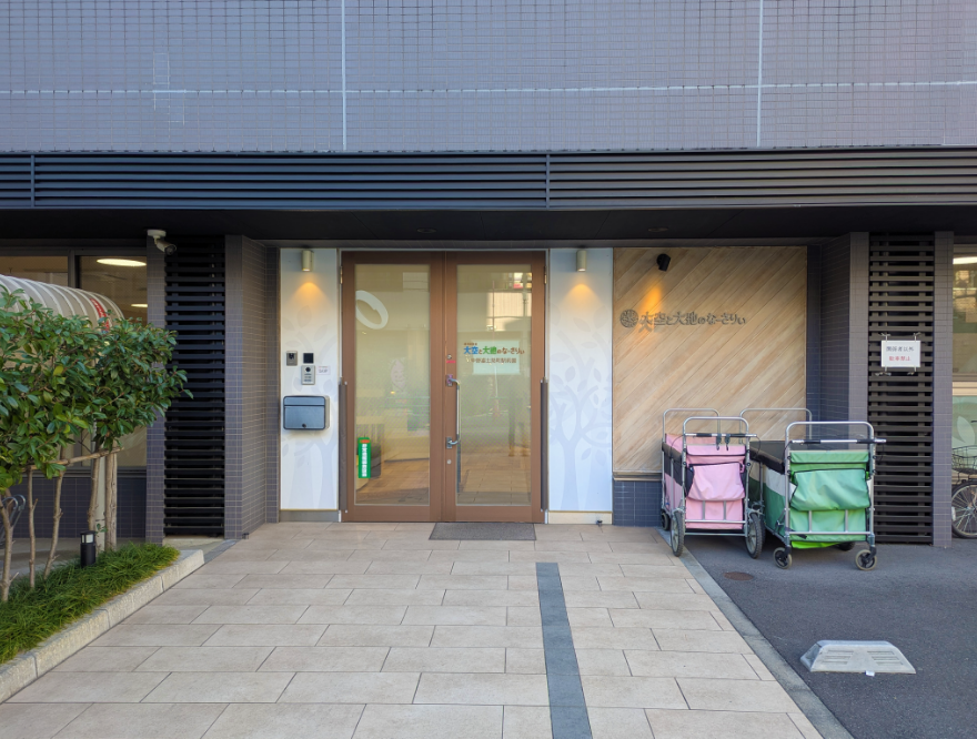 左側にマンションが見えてきます。1階に当園がございます。