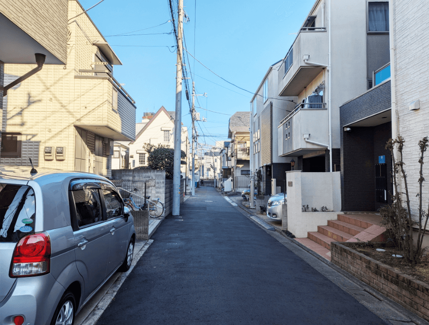 直進すると、踏切が見えてきます。左側に当園がございます。