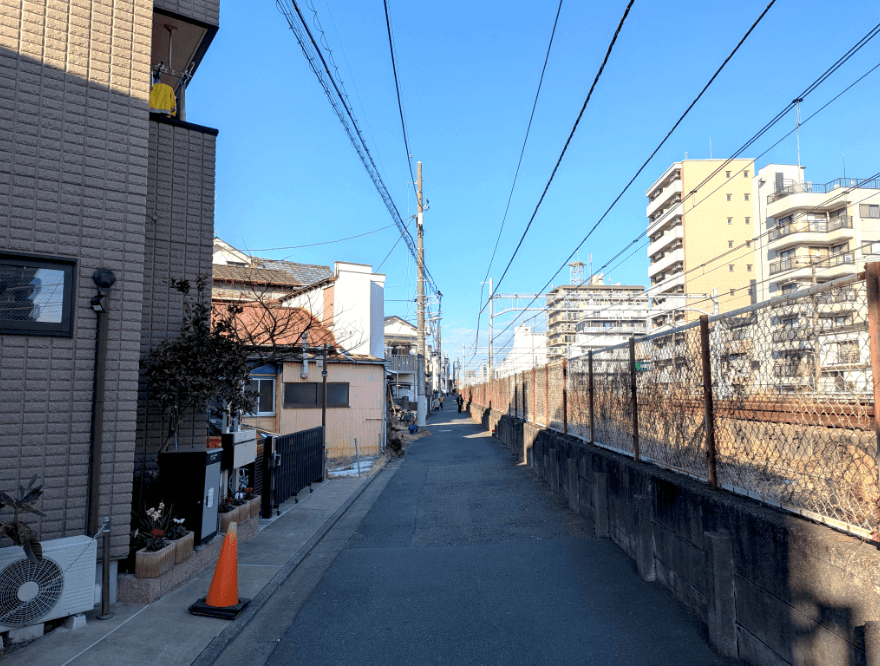 直進すると、踏切が見えてきます。左側に当園がございます。