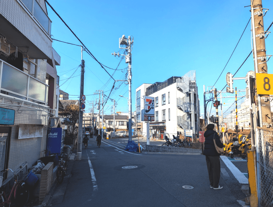 直進すると、踏切が見えてきます。左側に当園がございます。