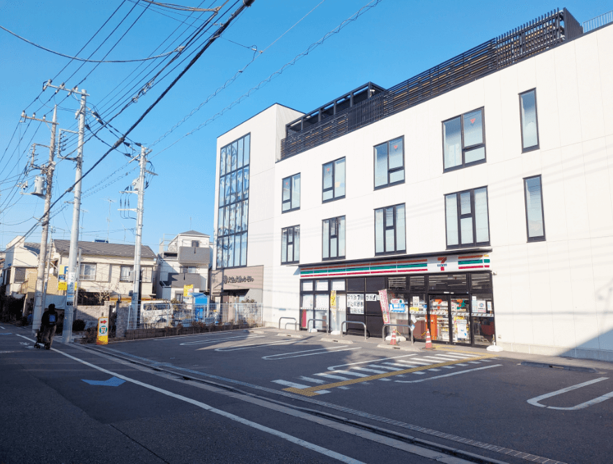 直進すると、踏切が見えてきます。左側に当園がございます。