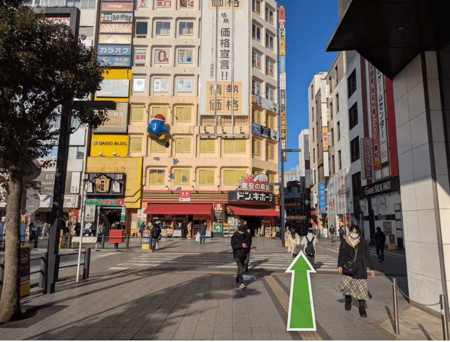 西口を出て右折し、ドン・キホーテに向かって直進します。