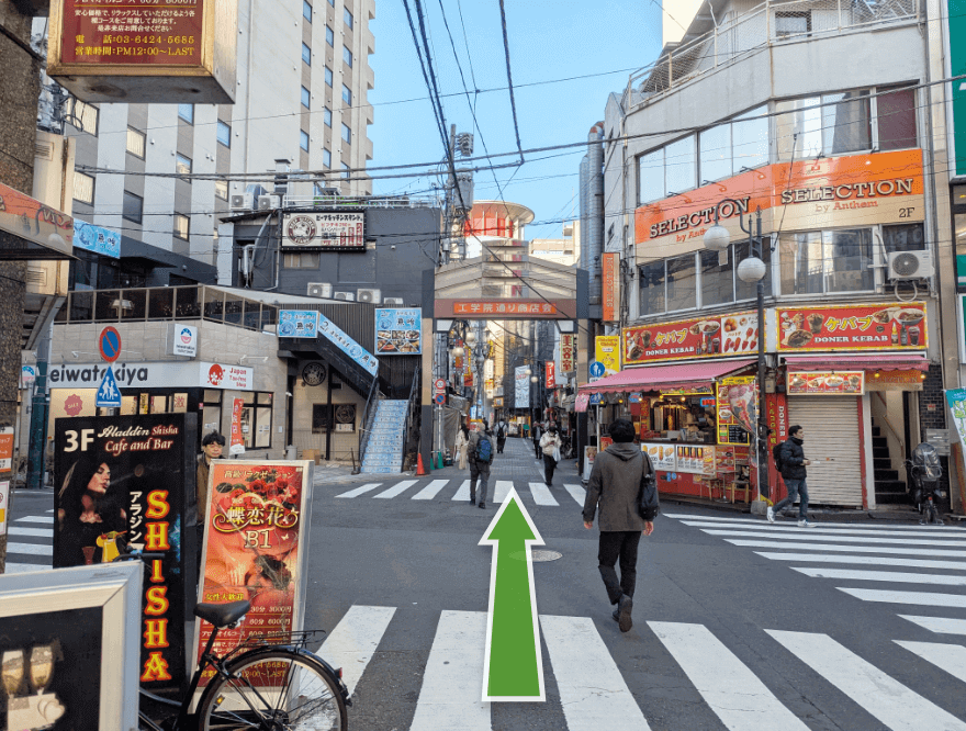 途中交差点がありますが、工学院通り商店会のアーケードを直進します。